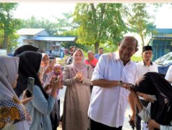 Syah Afandin Bagikan 300 Paket Sembako Untuk Masyarakat Terdampak Abu Pembangunan Tol