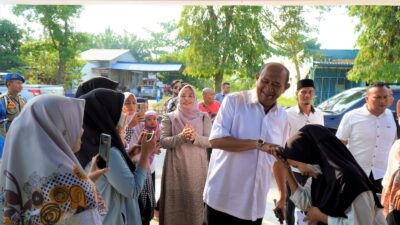 Syah Afandin Bagikan 300 Paket Sembako Untuk Masyarakat Terdampak Abu Pembangunan Tol