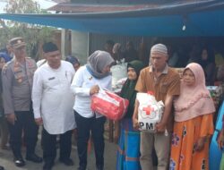 Wakil Bupati Madina Serahkan Bantuan Terhadap Warga Korban Kebakaran di Desa Tombang Kaluang