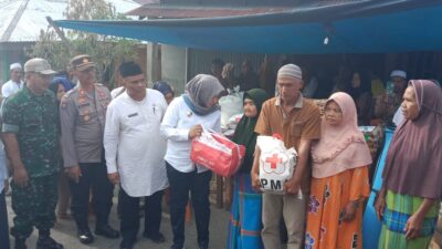 Wakil Bupati Madina Serahkan Bantuan Terhadap Warga Korban Kebakaran di Desa Tombang Kaluang