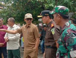 Kajari Aceh Selatan Serahkan Bantuan kepada Warga Terdampak Banjir