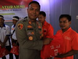 Kapolres Labuhanbatu Bagikan Paket Sembako Peringati Hari Buruh