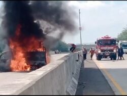 Mobil pick up Pembawa Sembako Terbakar di Jalan Tol