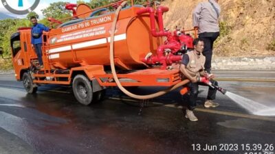 Petugas BPBD Aceh Selatan Bersihkan Tumpahan Minyak Kelapa Sawit di Jalan Negara Gunung Kapur