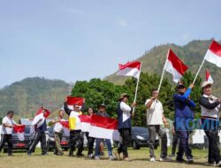 Forkopimda Karo Gerak Jalan Santai dan Bagikan Bendera