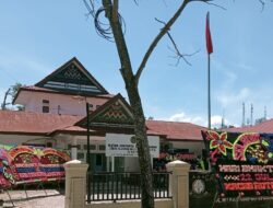 Papan Bunga Ucapan Selamat terus Mengalir di HBA ke – 63 Depan Kantor Cabjari Madina