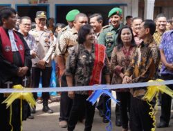 Resmikan Jambur Desa Kutambaru Bupati Karo Gunting Pita