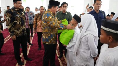Wali Kota Medan Bersama Menteri ATR/BPN RI Serahkan 11 Sertipikat Tanah Wakaf