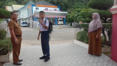 Kepsek SMPN 2 Tapaktuan Bersama Dewan Guru Sambut Siswa Baru