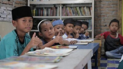 PLN Salurkan Bantuan ke Rumah Baca
