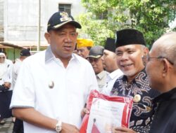 Jelang Hari Kemerdekaan RI, Plt Bupati Langkat Ikut Bagikan 10 Juta Bendera Merah Putih