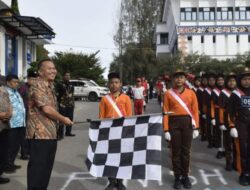 Menyambut HUT Kemerdekaan RI ke 78, Aspen dan Kesra Sekdakab Karo Lepas Peserta Gerak Jalan Tingkat SD-SMP