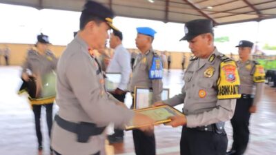 Ungkap Peredaran Narkotika, 7 Personil Polsek Panai Tengah Terima Penghargaan