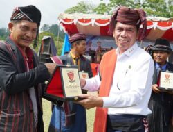 Simbol Penegakan Hukum, Lembaga Adat Samosir Nobatkan Jampidum Fadil Zumhana Sebagai Raja Bius