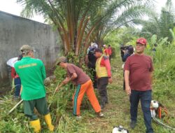 Lurah Pimpin Gotongroyong Masal di Pekuburan Muslim Kelurahan Denai