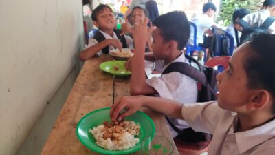 Pelajar SD Makan Gratis di RM Al-Fatihah Polsek Barumun