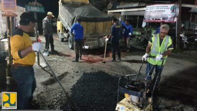 PUPR Abdya Lakukan Penambalan Jalan Berlubang