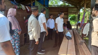 Baitulmal Langsa Serahkan Bahan Bangunan untuk Warga Miskin