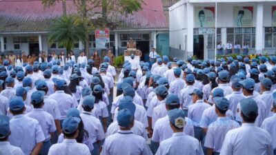 Pimpinan Upacara di SMAN 2 Kabanjahe, Wabup Karo Ajak Siswa Hormati Orang Tua
