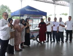 Dekranasda Madina dan Dinas Koperasi Serahkan Bantuan Gerobak dan Tenda