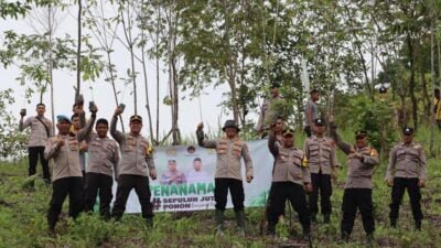 Polres Aceh Selatan Tanam Pohon Keras dalam Program 10 Juta Pohon