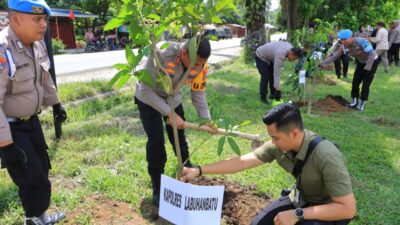 Polres Labuhanbatu Tanam 10 Juta Pohon di Polsek Aek Natas