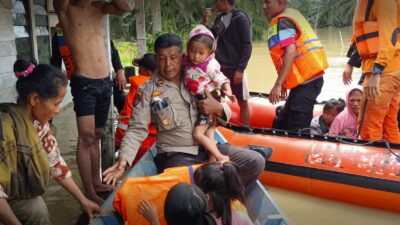 Polsek Trumon Timur Bergerak Evakuasi Masyarakat Terdampak Banjir