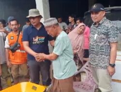 Pj Bupati Aceh Selatan Serahkan Peralatan Kerja Pembersih Lumpur