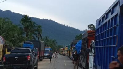 Kendaraan Antre Panjang, Medan – Meulaboh Lumpuh Total