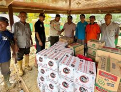 Jenguk Korban Trumon, Pj Bupati Darmansah Serahkan Sembako