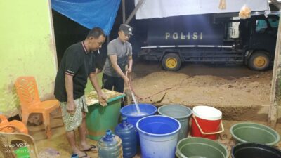 Kapolres Aceh Selatan Terjunkan Mobil Tangki Kebutuhan Air