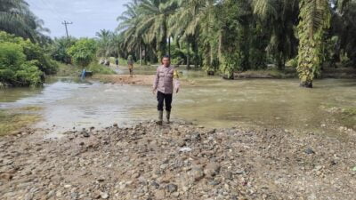 Bhabinkamtibmas Monitoring Pascabanjir di Trumon Timur