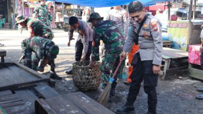 Peringati Hari Kartini Polres Palas Bersama TNI Bersihkan Sampah di Pasar Sibuhuan