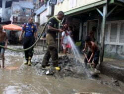 Warga Bersama DAMKAR Kota Medan  Bersihkan Lumpur Sisa Banjir