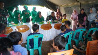 Danrem Lilawangsa dan Istri Makan Siang Bersama Anak-anak Pengungsi