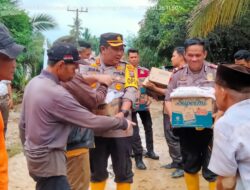 Kapolres Palas Bantu Korban Banjir di Desa Pintu Padang