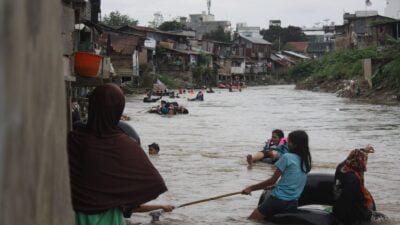 Aksi Peduli Sungai Deli, Warga Beranyut Pakai Ban Sepanjang 3 Km