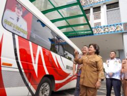 Anggota DPR – RI Bob Andika Mamana Salurkan Bantuan Bus Sekolah kepada Bupati Karo