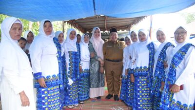 Bupati Tapsel dan Ketua TP PKK Hadiri Pengajian BKMT di Desa Saro Godung