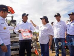 Bupati Karo Bersama Pj Gubsu Salurkan Bantuan Presiden RI Jokowi ke Kelompok Tani Desa Sampun