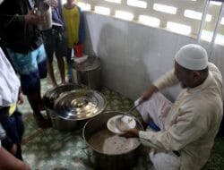 Teh Susu Chai dan Bubur Sup, Menu Khas Berbuka di Masjid Jamik Kebun Bunga