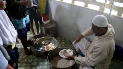 Teh Susu Chai dan Bubur Sup, Menu Khas Berbuka di Masjid Jamik Kebun Bunga