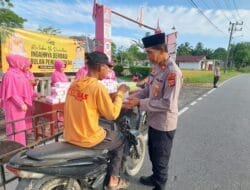 Jelang Buka Puasa, Polsek Kluet Selatan Berbagi Takjil kepada Masyarakat