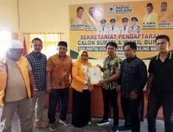 Atika Azmi Utammi Kembalikan Formulir Pendaftaran ke Partai Golkar Madina