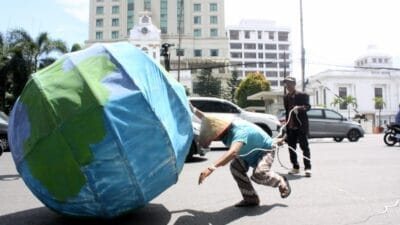 Aksi Hari Bumi 2024 di Medan Mendorong Replika Bola Bumi