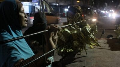 Ketupat Laris Manis Saat Menjelang Lebaran