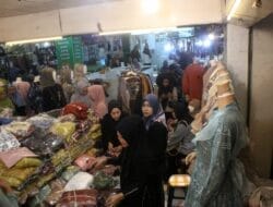 Omset Penjual Pakaian Jelang Lebaran di Pusat Pasar Meningkat