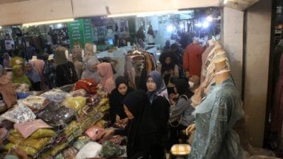 Omset Penjual Pakaian Jelang Lebaran di Pusat Pasar Meningkat