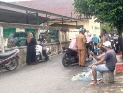 Pedagang Ikan Buka Lapak di Badan Jalan, Warga Minta Satpol PP Tertibkan