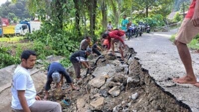 Bhabinkamtibmas Polsek Tapaktuan Bersama Warga Gotongroyong